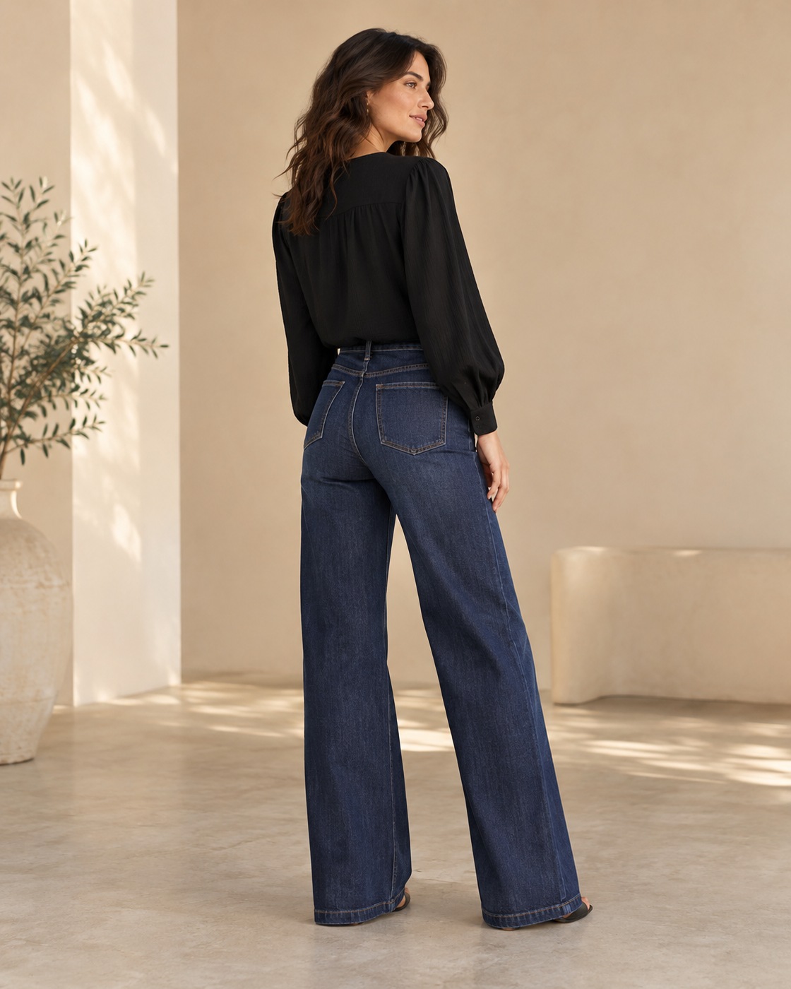 Jeans de pierna amplia con blusa negra, vista de frente y de espalda